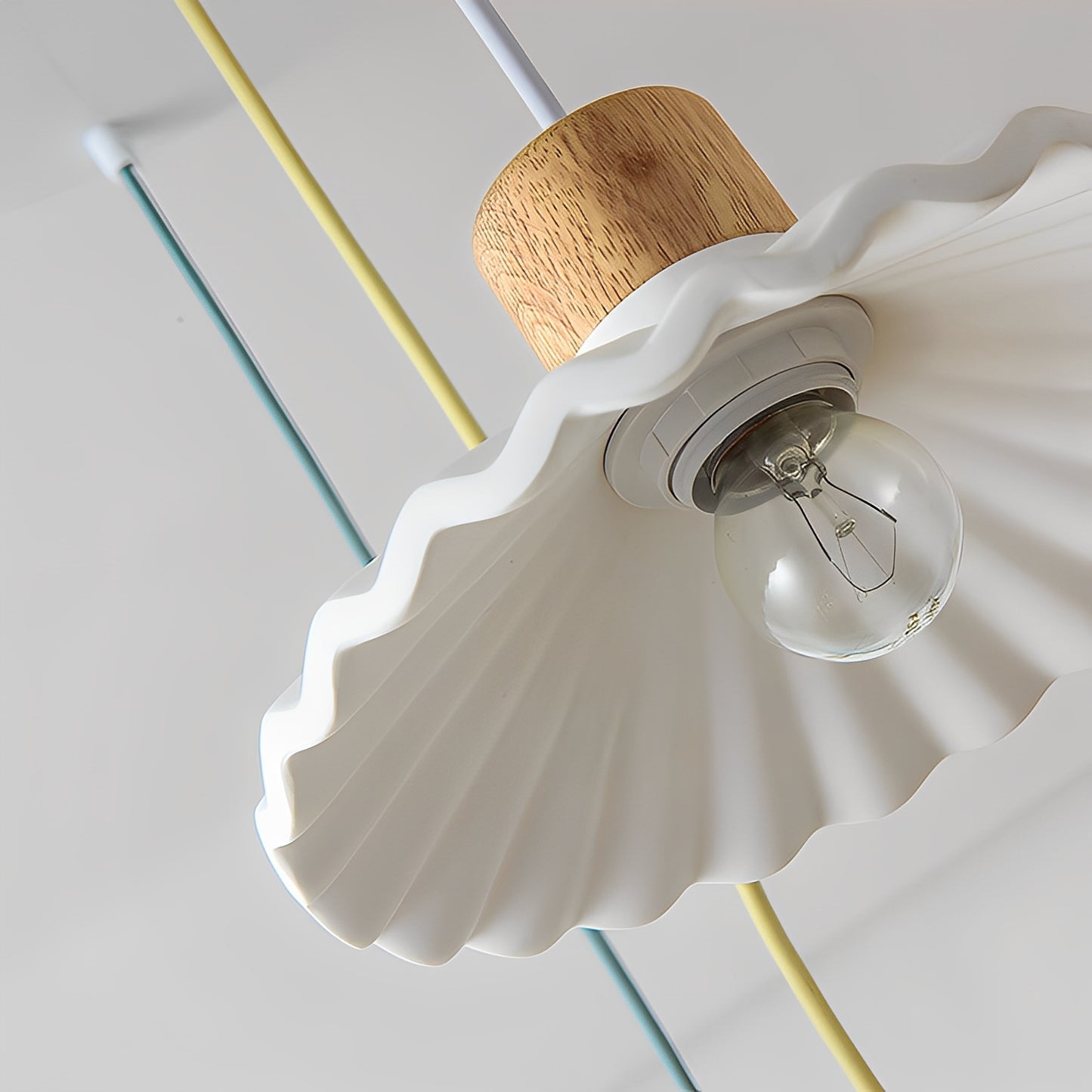Alina – Moderner Resin-Holz-Kronleuchter