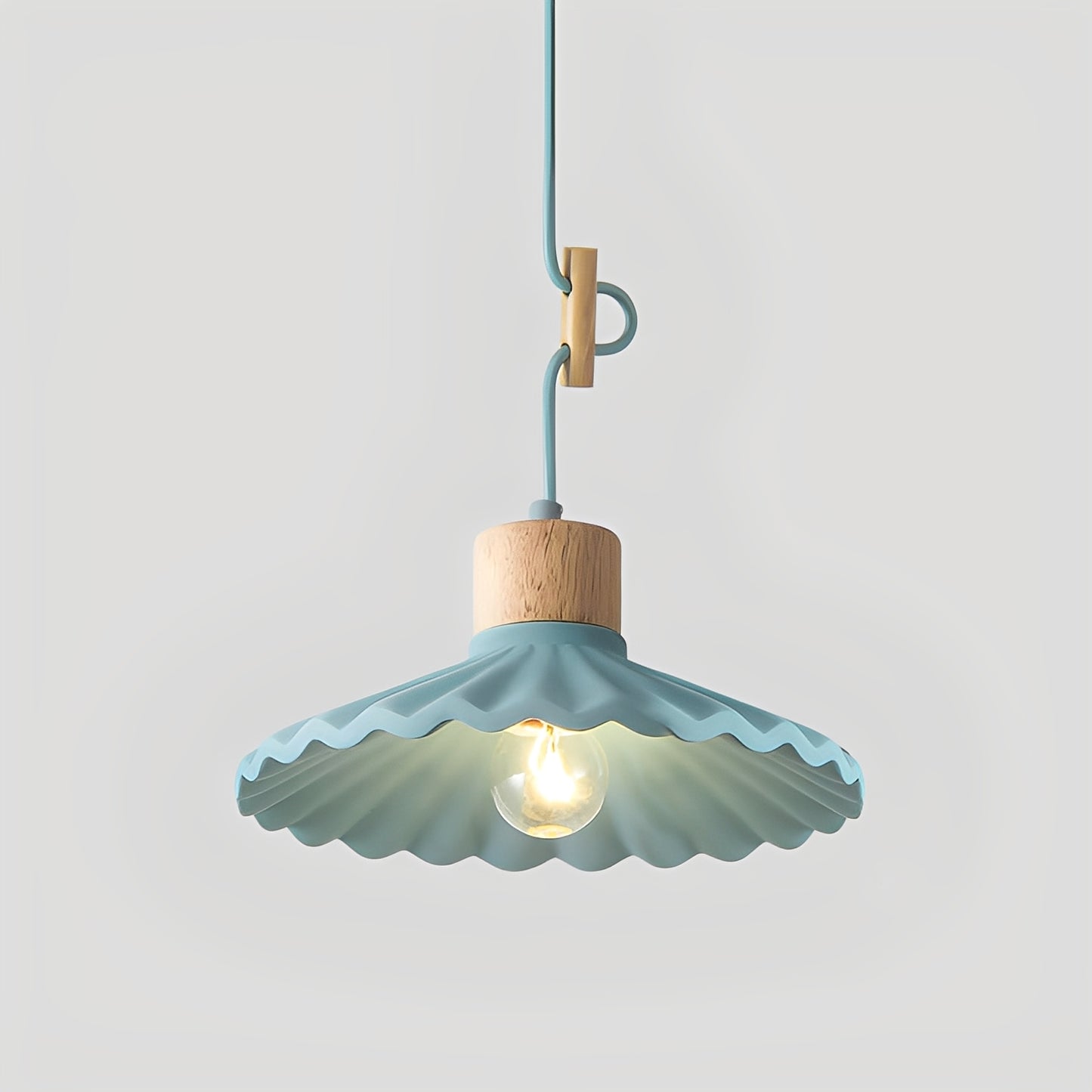 Alina – Moderner Resin-Holz-Kronleuchter