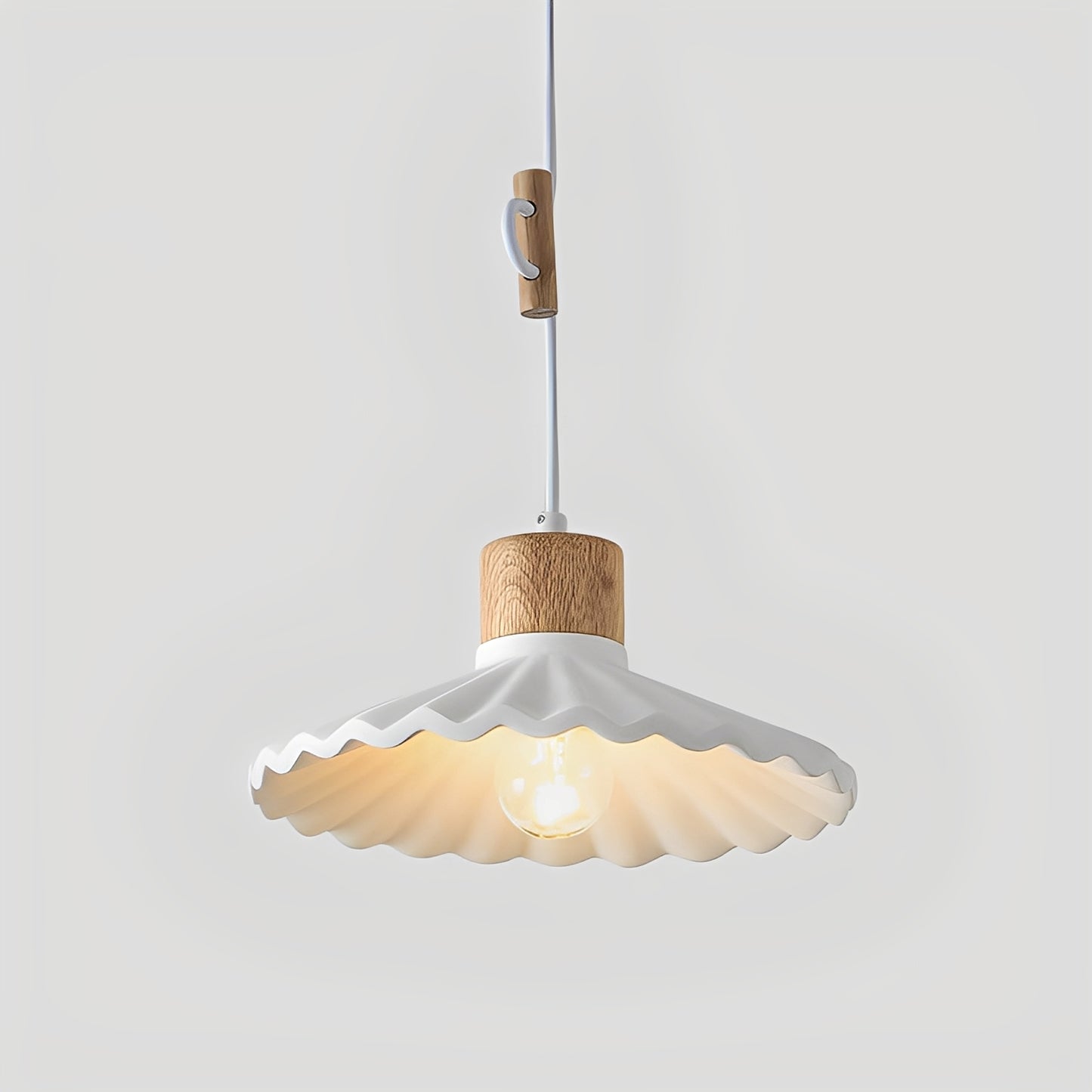 Alina – Moderner Resin-Holz-Kronleuchter