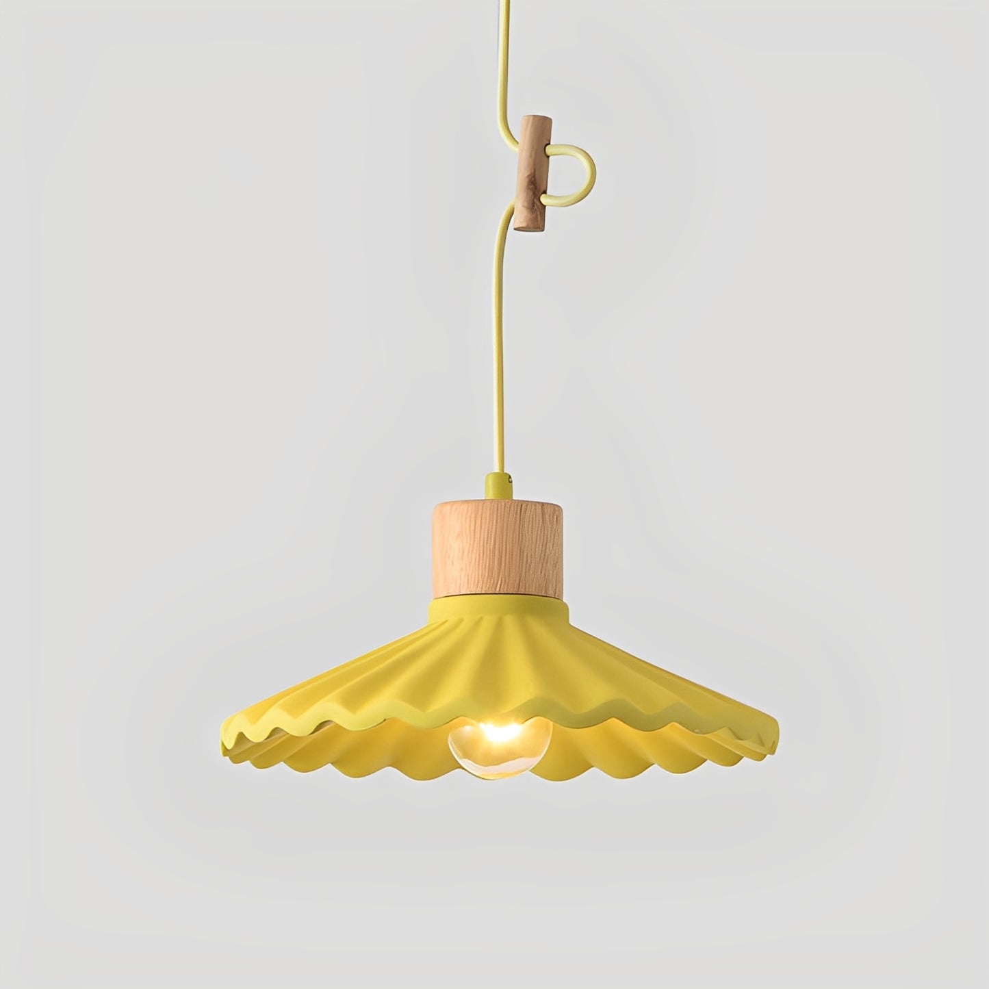 Alina – Moderner Resin-Holz-Kronleuchter