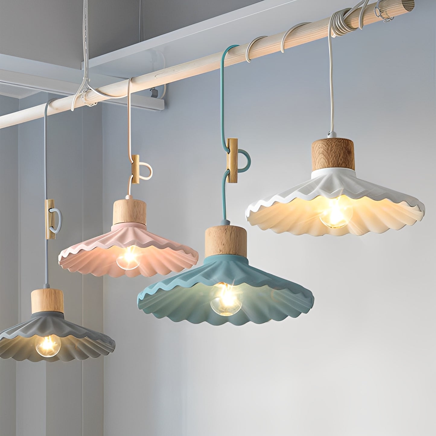 Alina – Moderner Resin-Holz-Kronleuchter