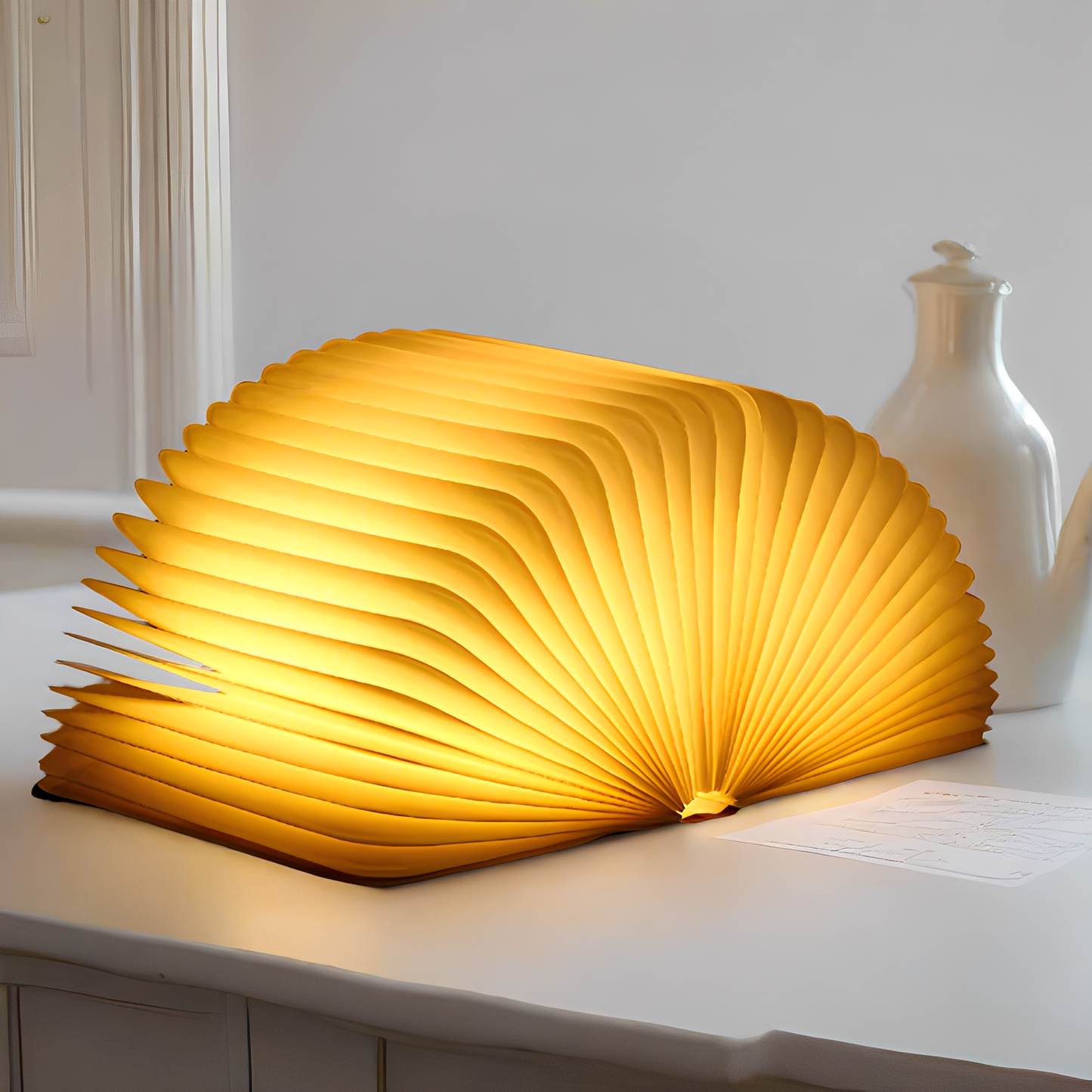Levin – Faltbare LED-Nachtlampe in Lederoptik