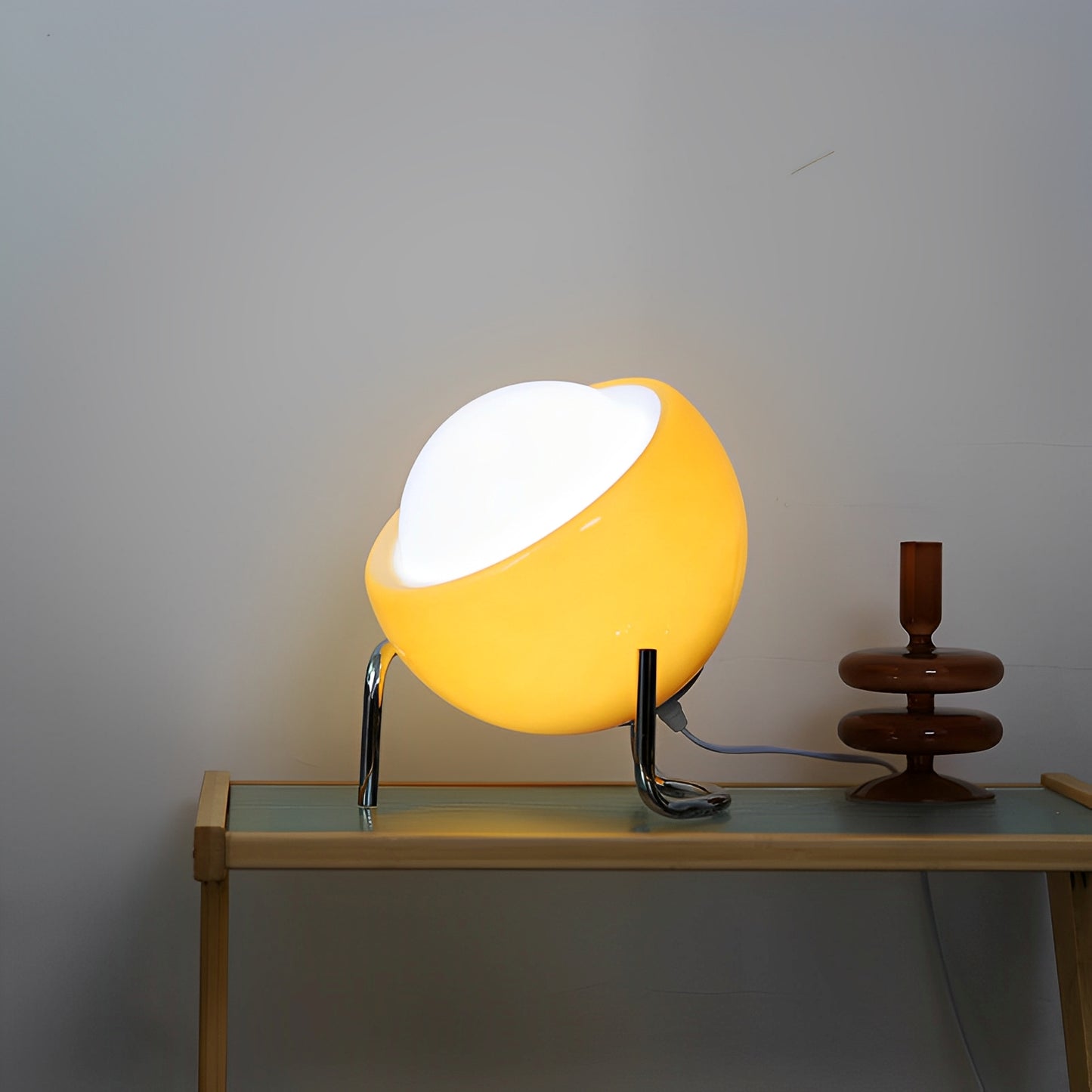 Aurelia – Bauhaus Tischlampe im Retro-Stil mit Glasdesign