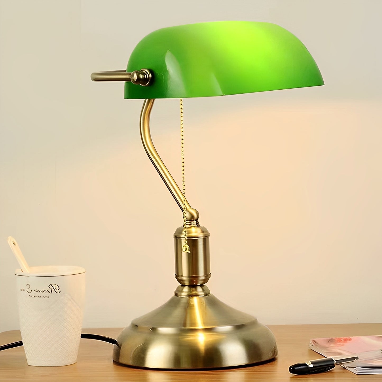 Theresa – Europäische Tischlampe mit Glasfuß: Klassischer Stil trifft zeitlose Eleganz