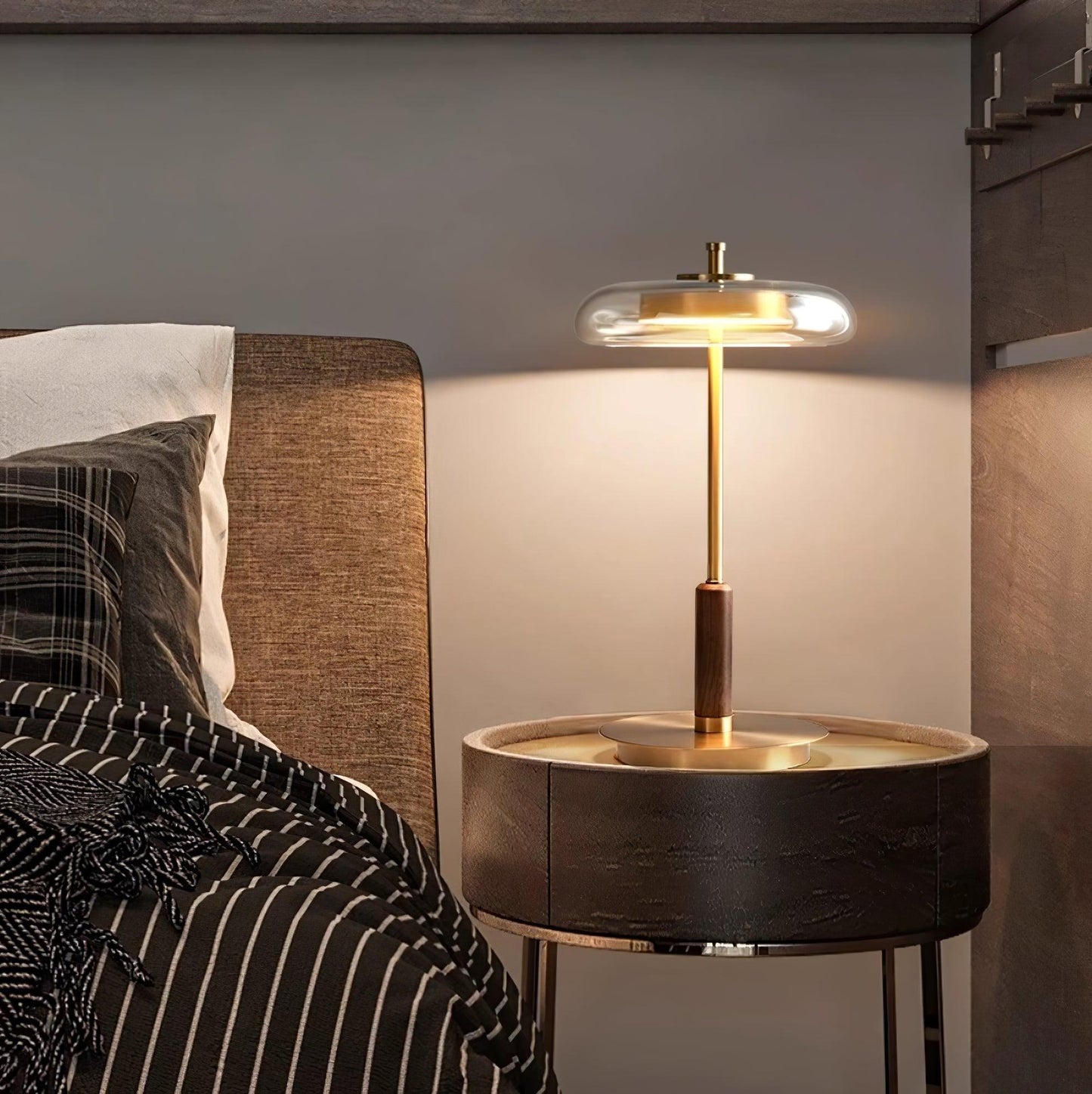 Vera – Tischlampe aus Kupfer und Glas