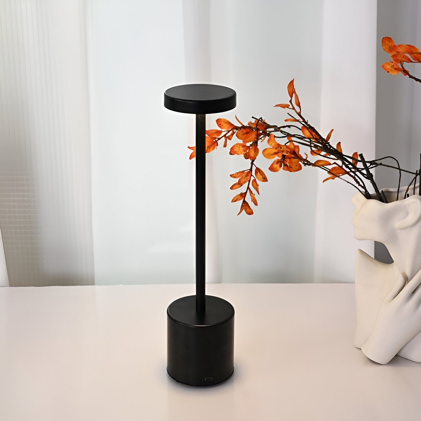 Velumo – LED-Tischlampe im Retro-Stil mit kabelloser Ladestation