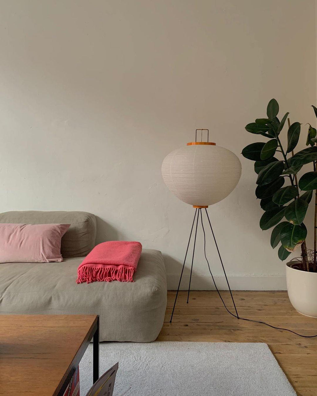 Noa – Stehlampe mit Reispapier: Minimalistische Ruhe in Lichtform
