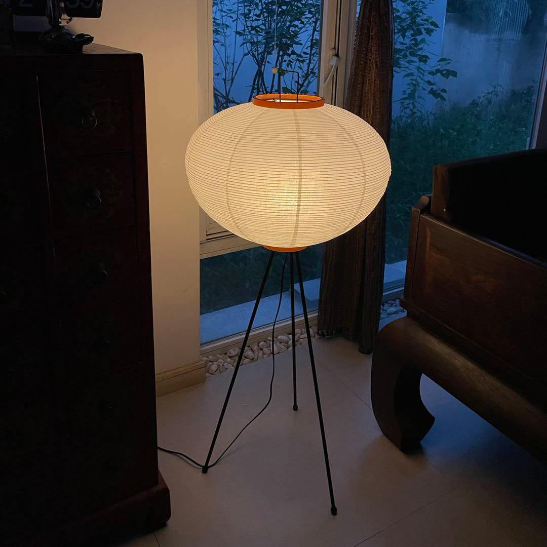 Noa – Stehlampe mit Reispapier: Minimalistische Ruhe in Lichtform