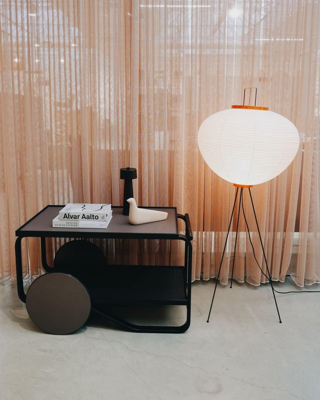 Noa – Stehlampe mit Reispapier: Minimalistische Ruhe in Lichtform