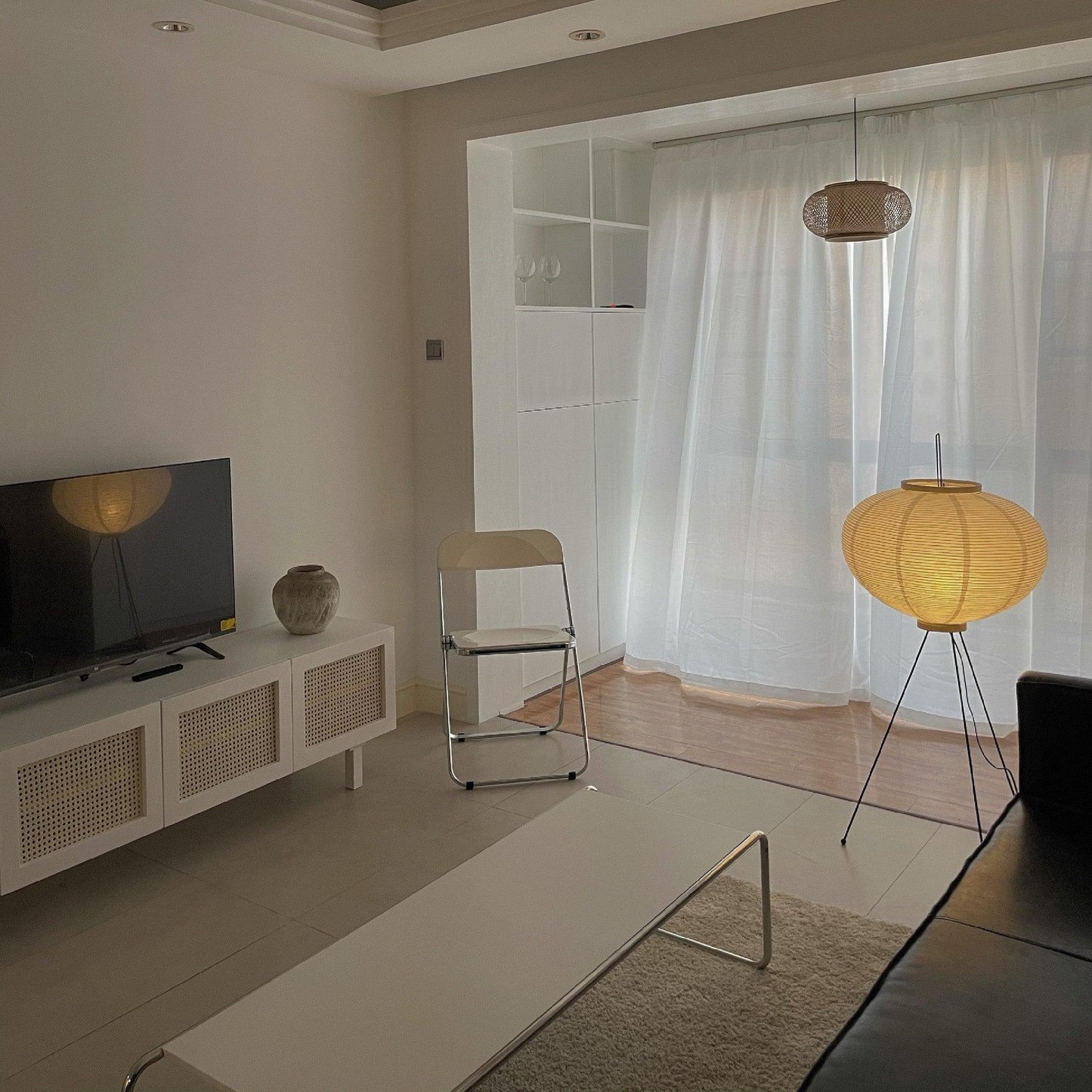 Noa – Stehlampe mit Reispapier: Minimalistische Ruhe in Lichtform