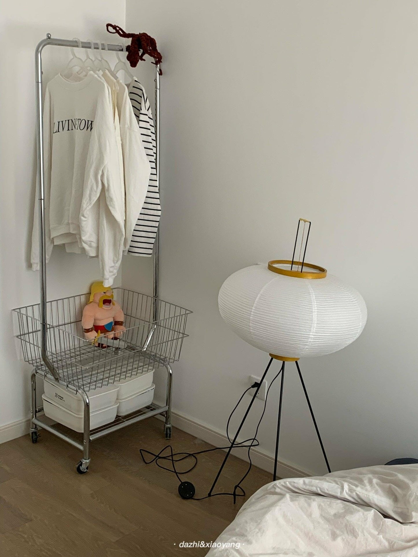 Noa – Stehlampe mit Reispapier: Minimalistische Ruhe in Lichtform