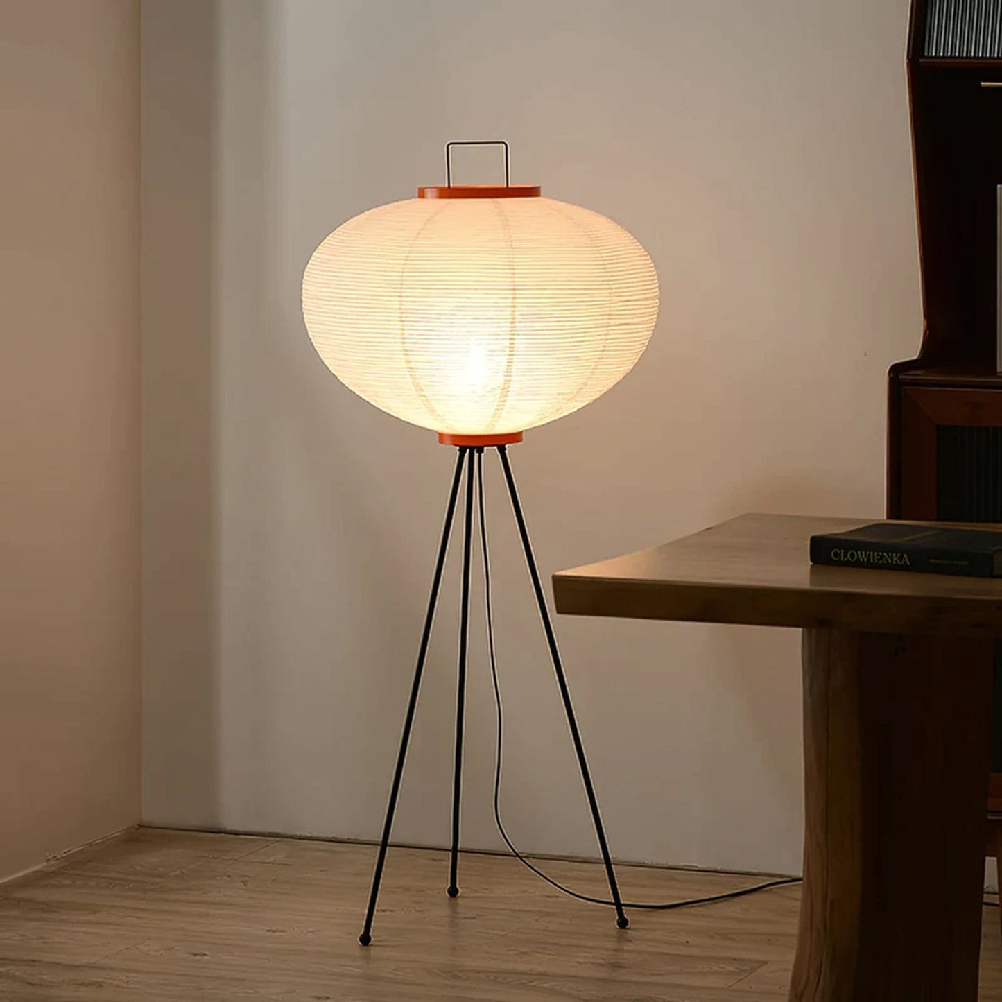 Noa – Stehlampe mit Reispapier: Minimalistische Ruhe in Lichtform