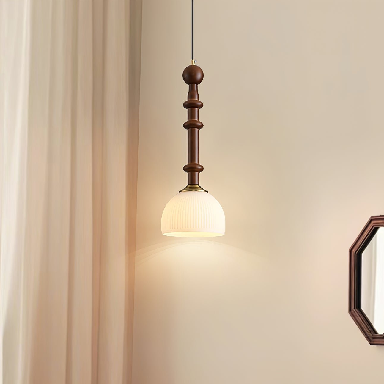 Romy – Pendelleuchte im römischen Stil mit Glas, Holz und Messing