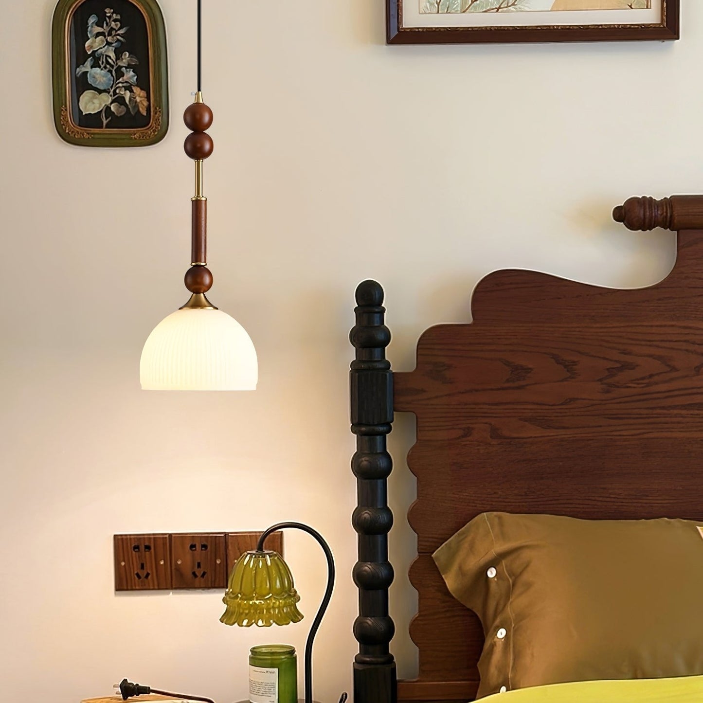 Romy – Pendelleuchte im römischen Stil mit Glas, Holz und Messing