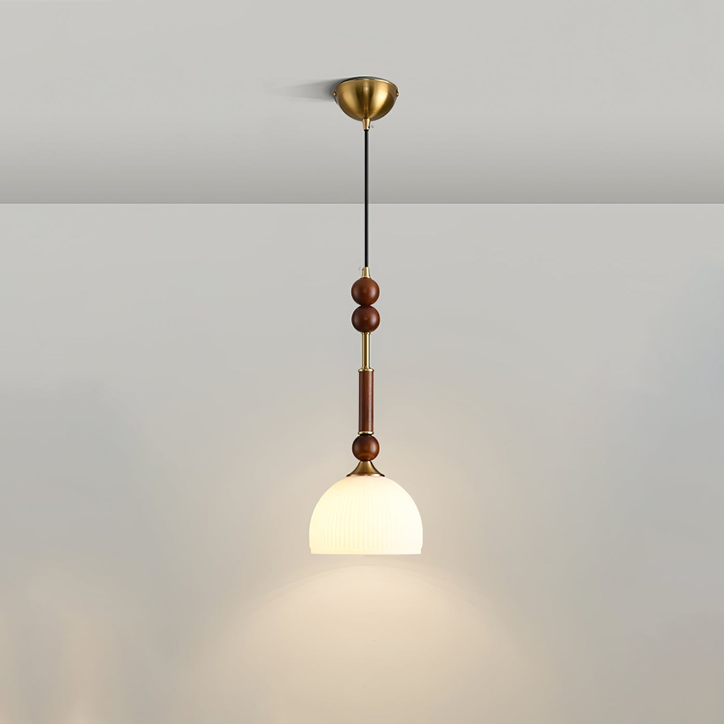 Romy – Pendelleuchte im römischen Stil mit Glas, Holz und Messing
