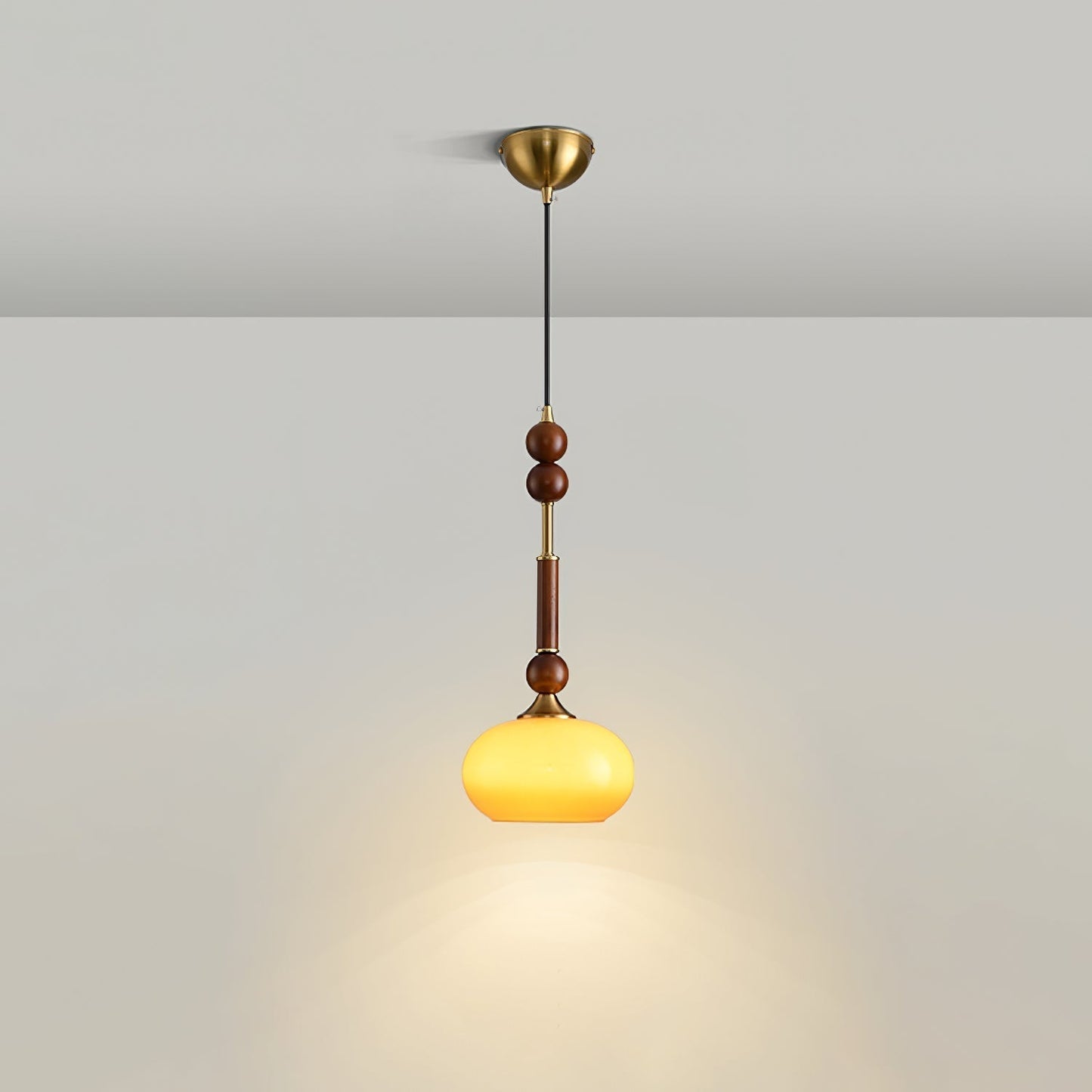 Romy – Pendelleuchte im römischen Stil mit Glas, Holz und Messing