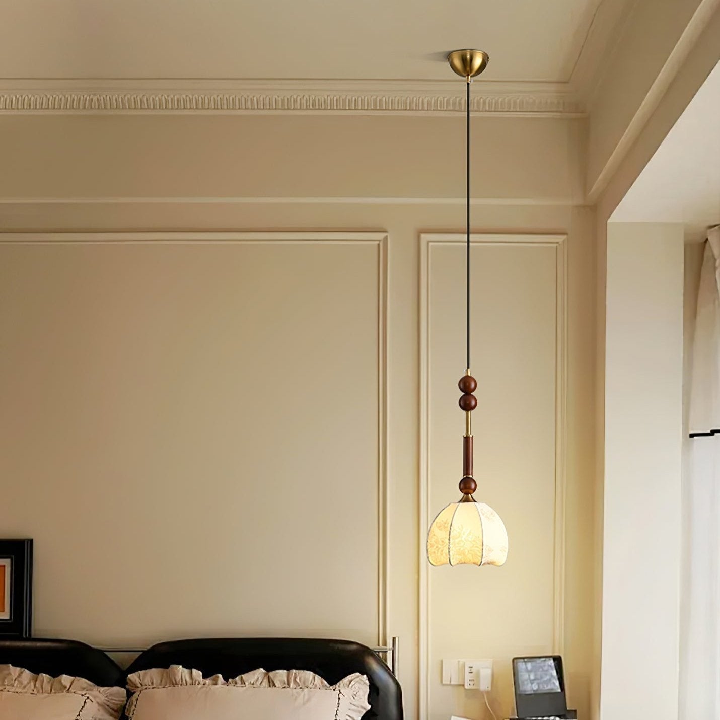 Romy – Pendelleuchte im römischen Stil mit Glas, Holz und Messing