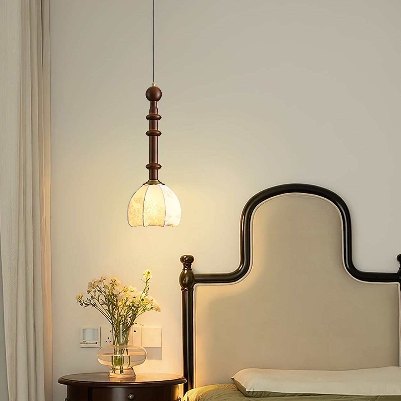Romy – Pendelleuchte im römischen Stil mit Glas, Holz und Messing
