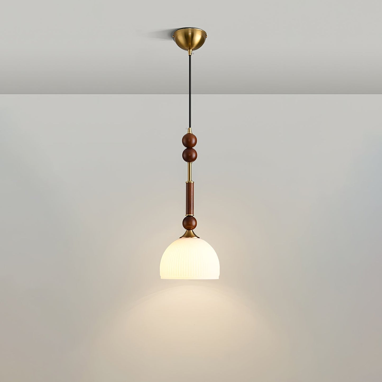 Romy – Pendelleuchte im römischen Stil mit Glas, Holz und Messing