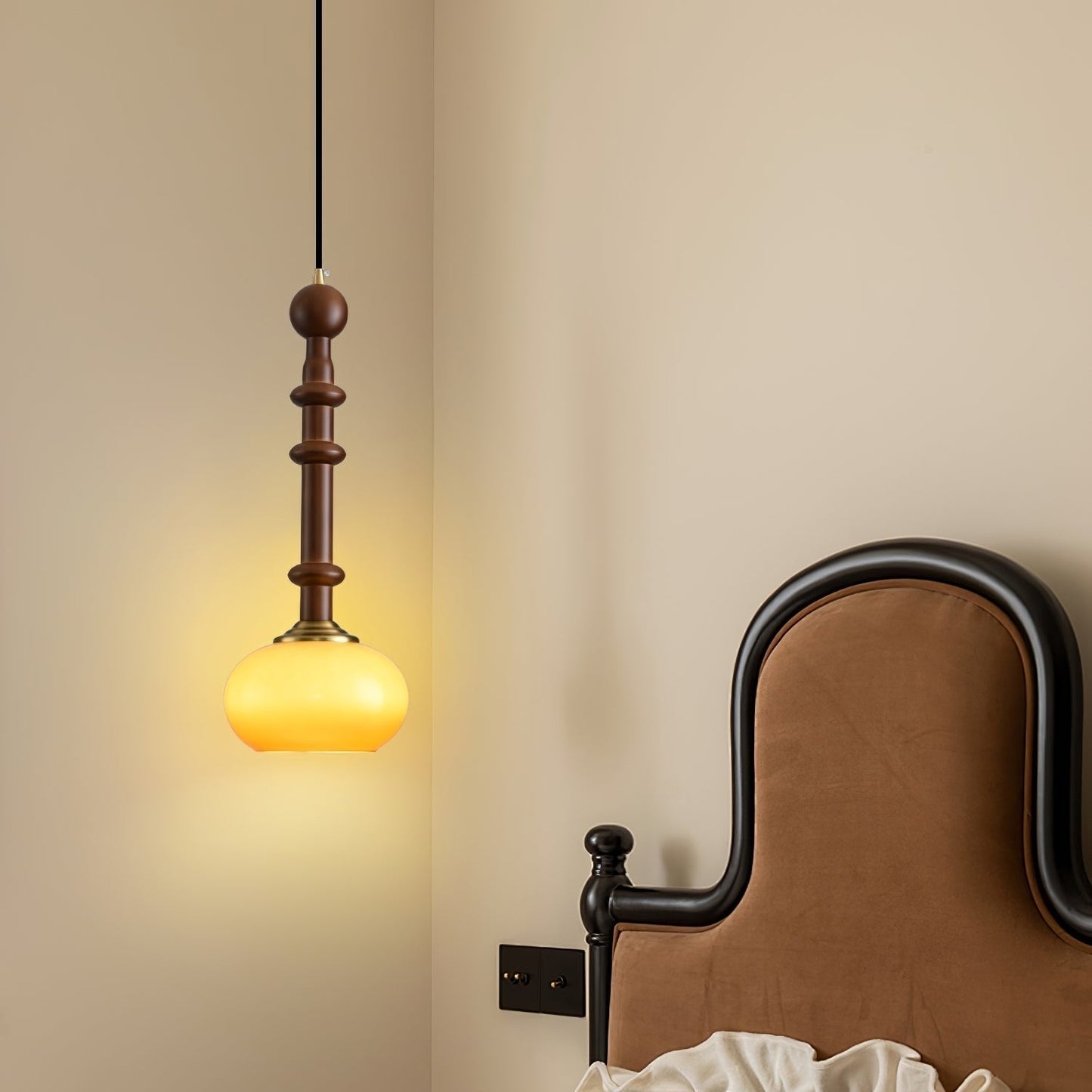 Romy – Pendelleuchte im römischen Stil mit Glas, Holz und Messing