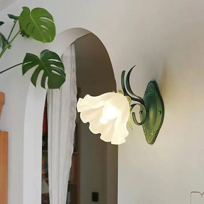 Liora – Wandlampe mit Maiglöckchen-Motiv
