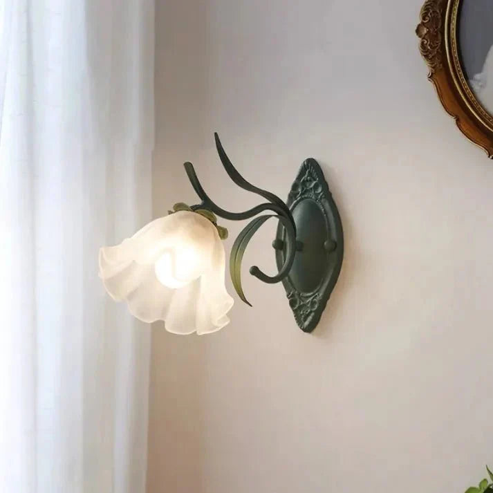 Liora – Wandlampe mit Maiglöckchen-Motiv