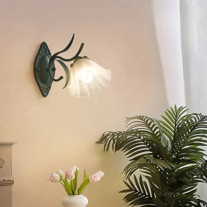 Liora – Wandlampe mit Maiglöckchen-Motiv