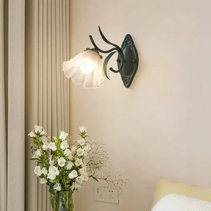 Liora – Wandlampe mit Maiglöckchen-Motiv