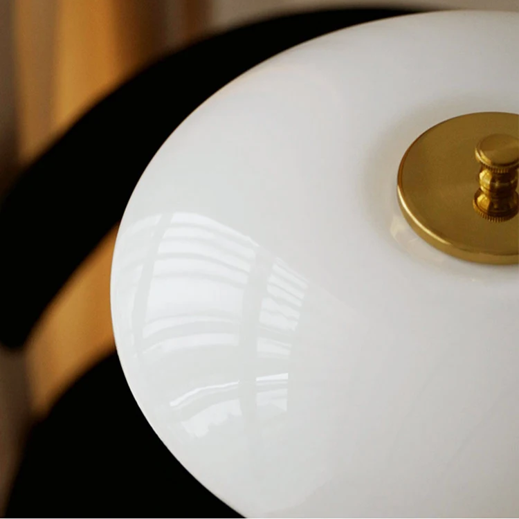 Mara – Künstlerische Tischlampe aus Glas & Schmiedeeisen