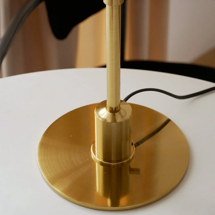 Mara – Künstlerische Tischlampe aus Glas & Schmiedeeisen