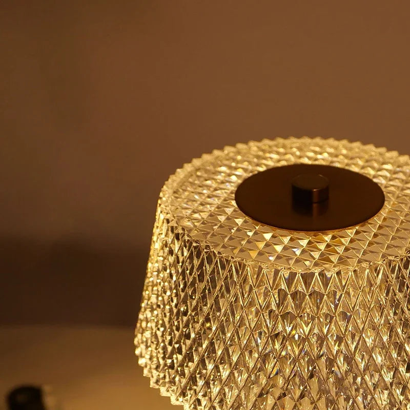 Elinna – Moderne Acryl-Metall-Tischlampe