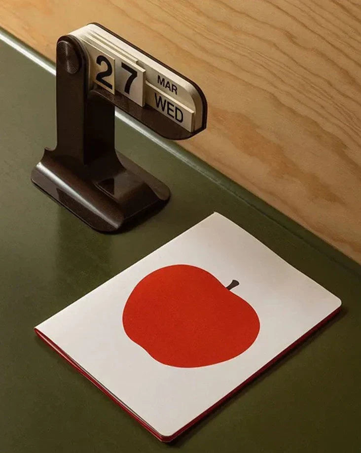 FlipTime – Moderner Schreibtischkalender in monochromem Design