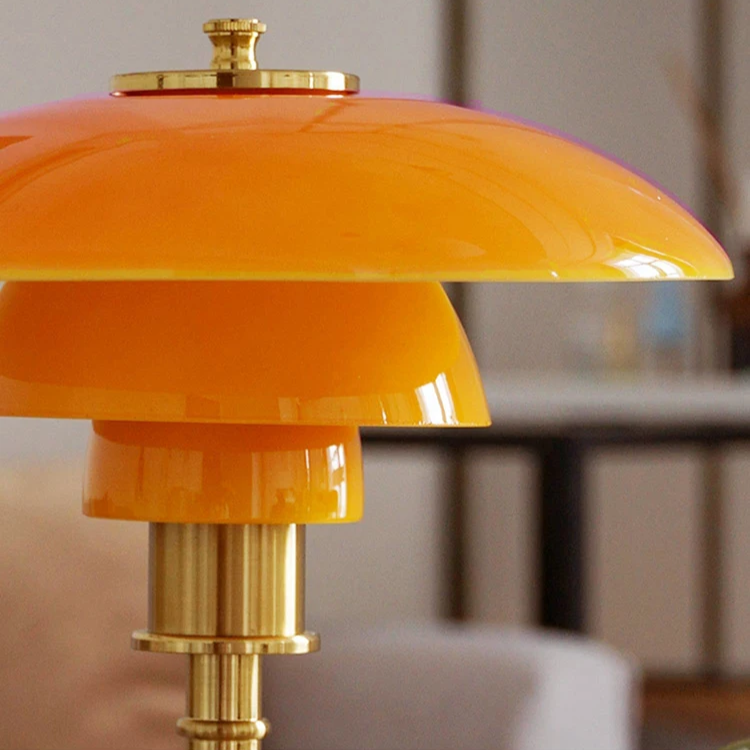 Mara – Künstlerische Tischlampe aus Glas & Schmiedeeisen