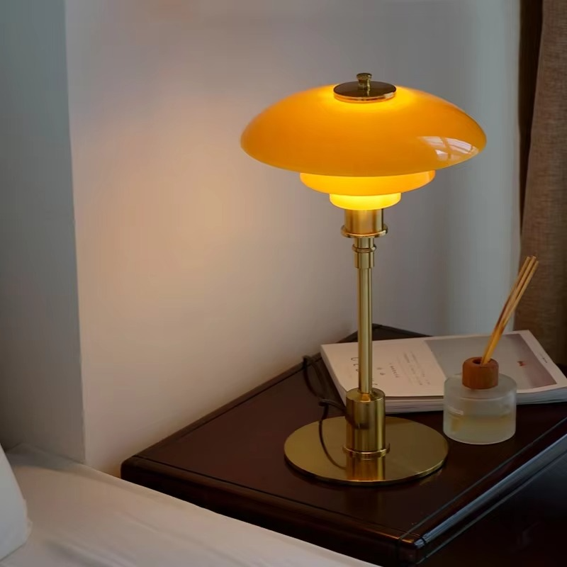 Mara – Künstlerische Tischlampe aus Glas & Schmiedeeisen