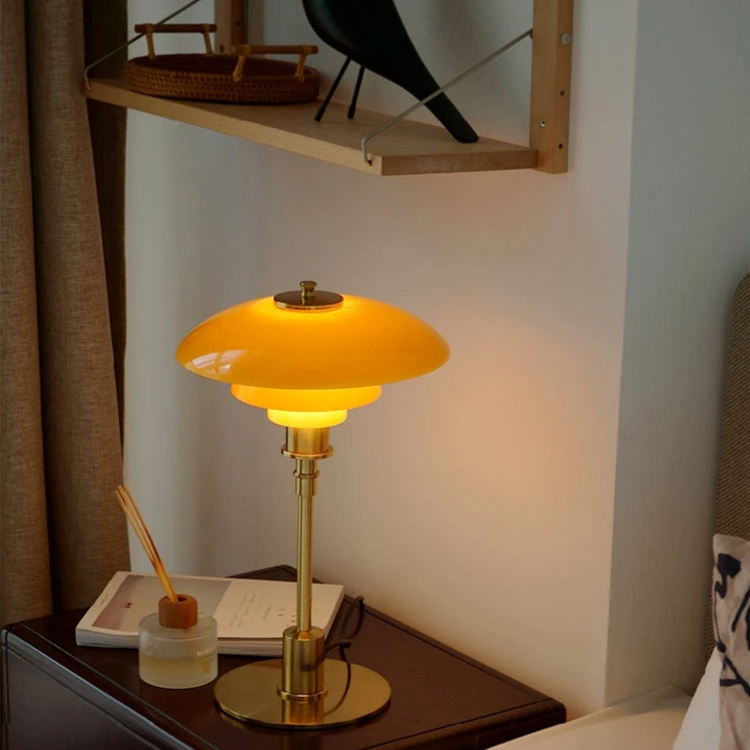 Mara – Künstlerische Tischlampe aus Glas & Schmiedeeisen