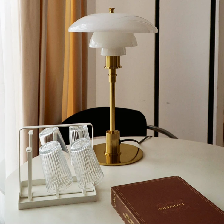 Mara – Künstlerische Tischlampe aus Glas & Schmiedeeisen