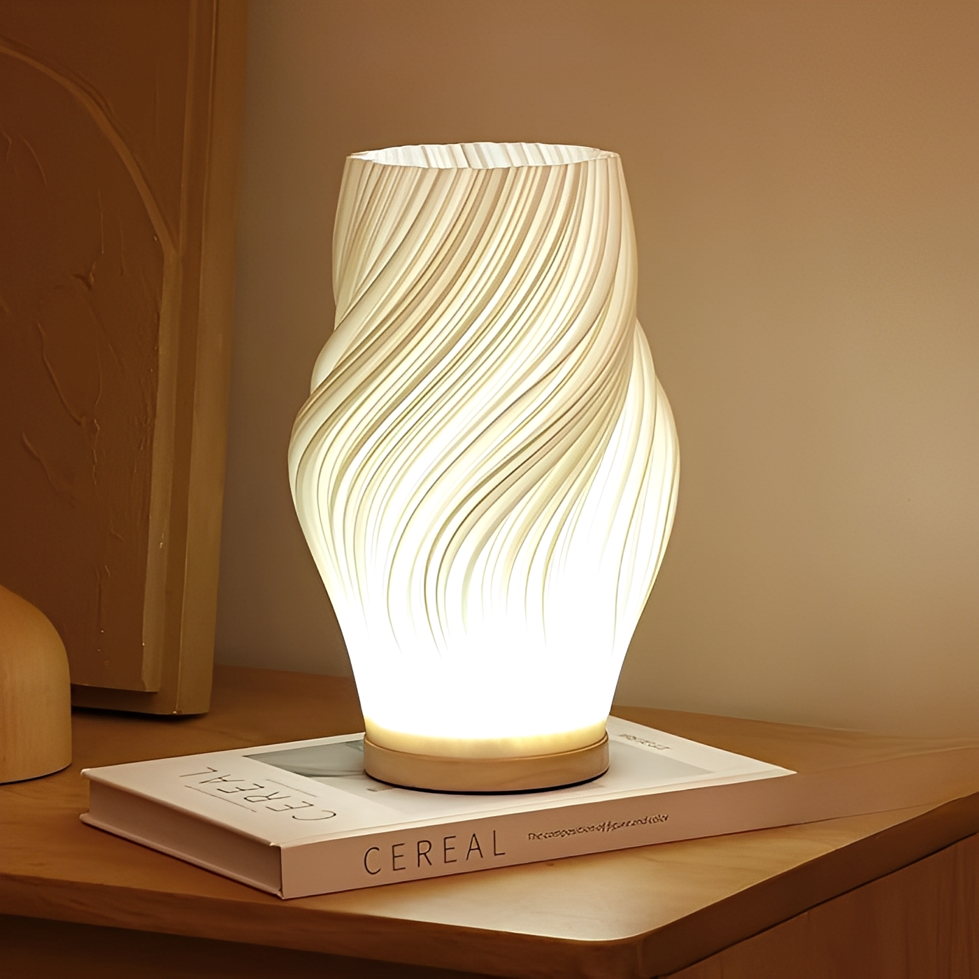 Yani – Nordische Nachttischlampe