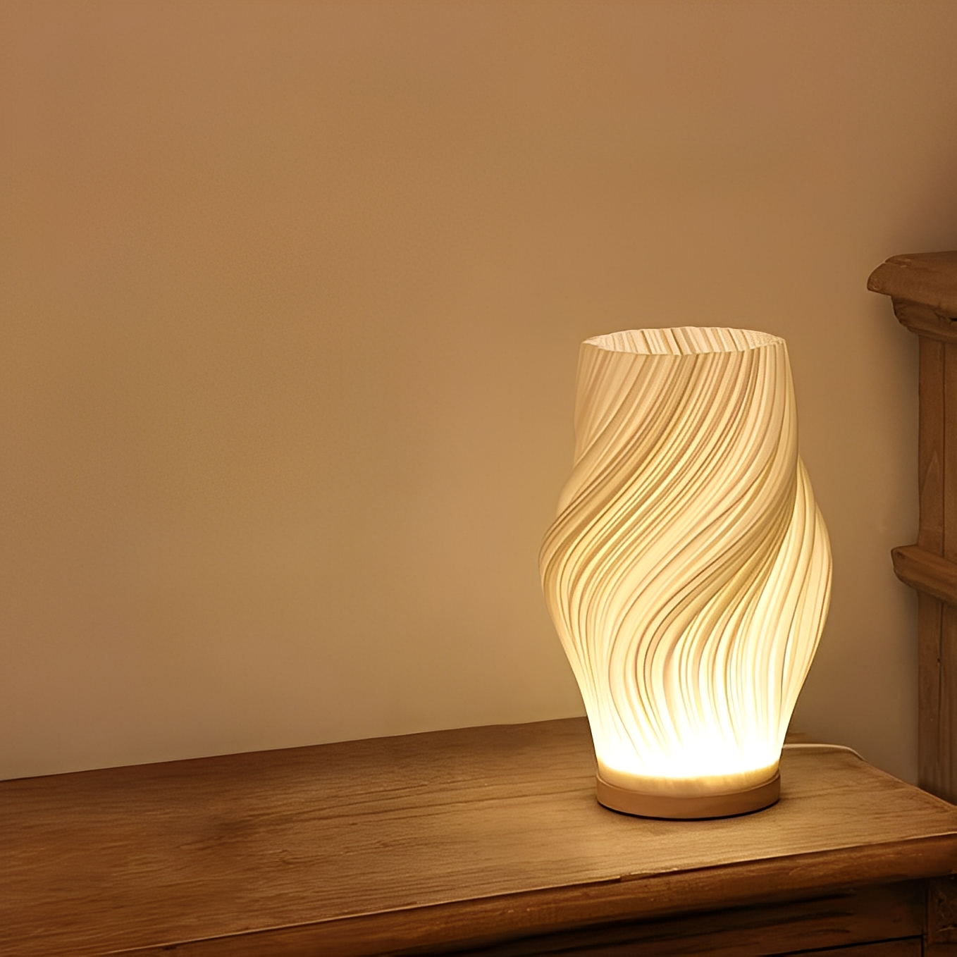 Yani – Nordische Nachttischlampe