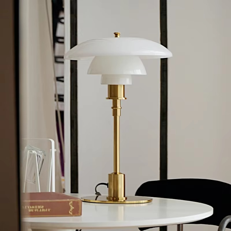 Mara – Künstlerische Tischlampe aus Glas & Schmiedeeisen