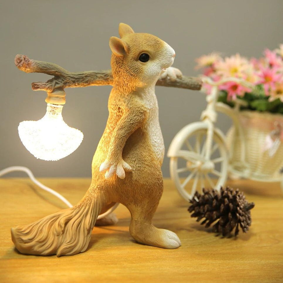 Kelvin – Tischlampe mit Eichhörnchenfigur: Verspieltes Design trifft warme Beleuchtung