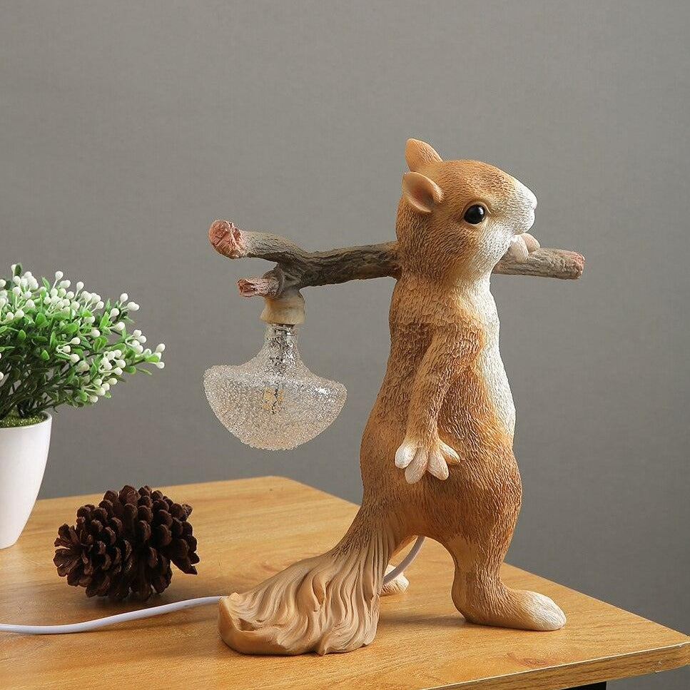 Kelvin – Tischlampe mit Eichhörnchenfigur: Verspieltes Design trifft warme Beleuchtung