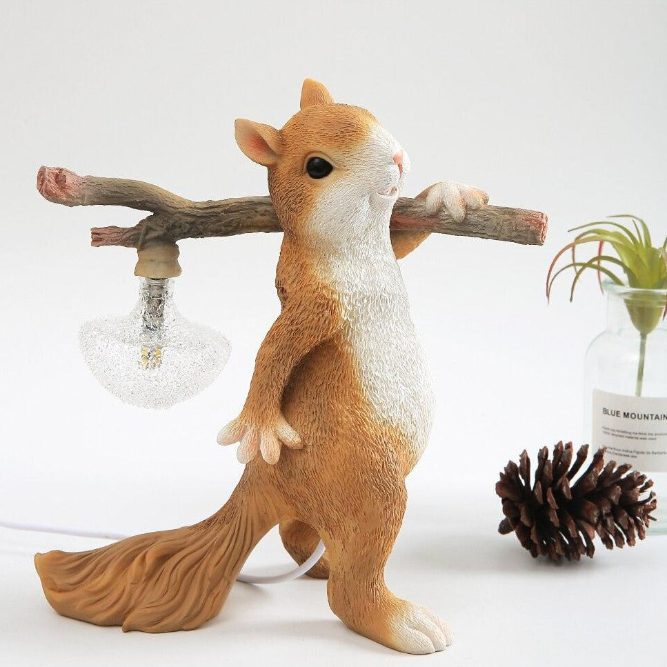 Kelvin – Tischlampe mit Eichhörnchenfigur: Verspieltes Design trifft warme Beleuchtung