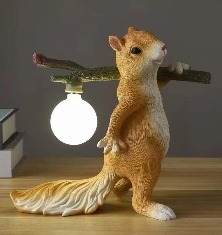 Kelvin – Tischlampe mit Eichhörnchenfigur: Verspieltes Design trifft warme Beleuchtung