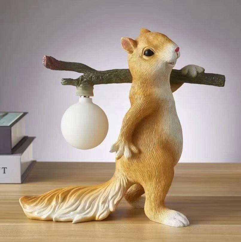 Kelvin – Tischlampe mit Eichhörnchenfigur: Verspieltes Design trifft warme Beleuchtung