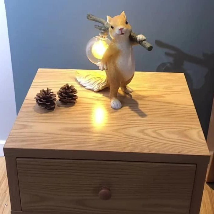 Kelvin – Tischlampe mit Eichhörnchenfigur: Verspieltes Design trifft warme Beleuchtung