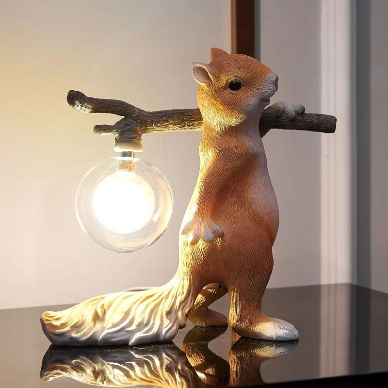Kelvin – Tischlampe mit Eichhörnchenfigur: Verspieltes Design trifft warme Beleuchtung