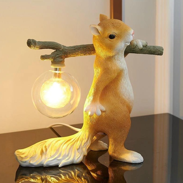 Kelvin – Tischlampe mit Eichhörnchenfigur: Verspieltes Design trifft warme Beleuchtung