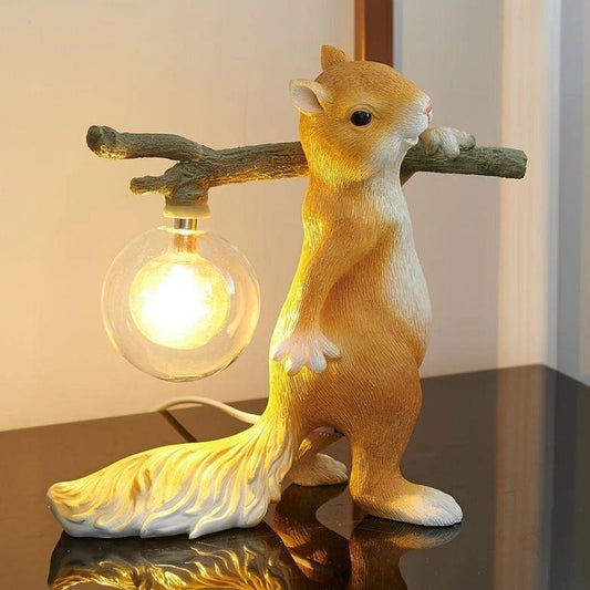 Kelvin – Tischlampe mit Eichhörnchenfigur: Verspieltes Design trifft warme Beleuchtung