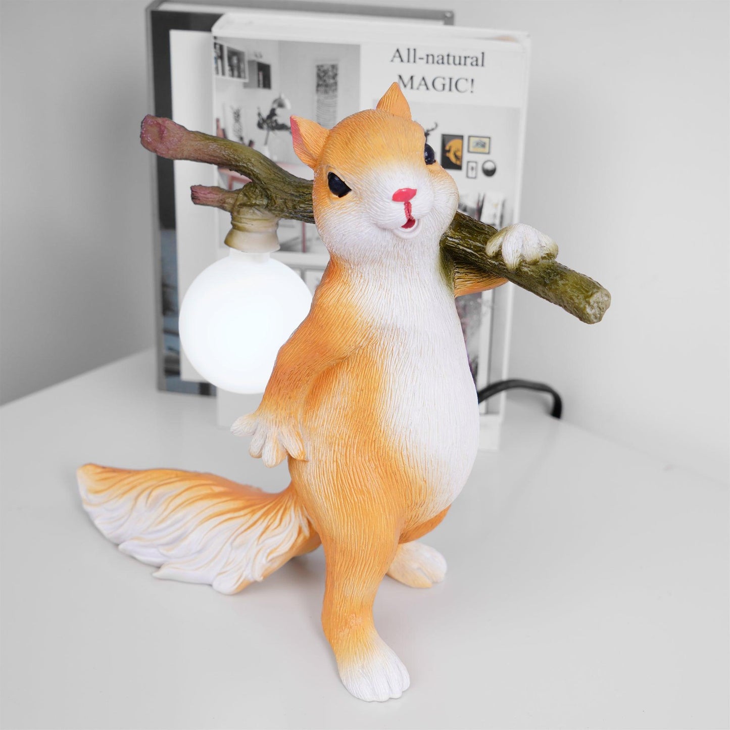 Kelvin – Tischlampe mit Eichhörnchenfigur: Verspieltes Design trifft warme Beleuchtung