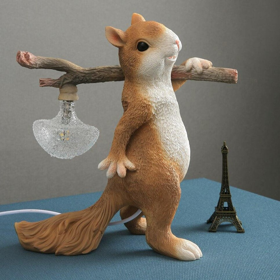 Kelvin – Tischlampe mit Eichhörnchenfigur: Verspieltes Design trifft warme Beleuchtung